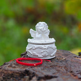 Подаръци за бебе със злато, гривна с червен конец и кутия ангелче