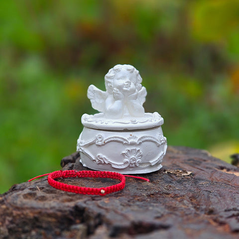 Подаръци за бебе със злато, гривна с червен конец и кутия ангелче