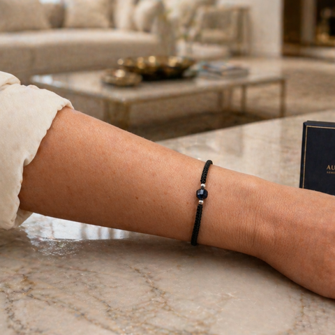 Луксозна гривна с черен конец и сапфир 